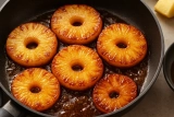 Marmiton-stijl: goudbruin gebakken ananas uit de koekenpan met een vleugje karamel
