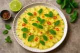 Zomerse carpaccio van ananas met limoen, munt en een pittige twist